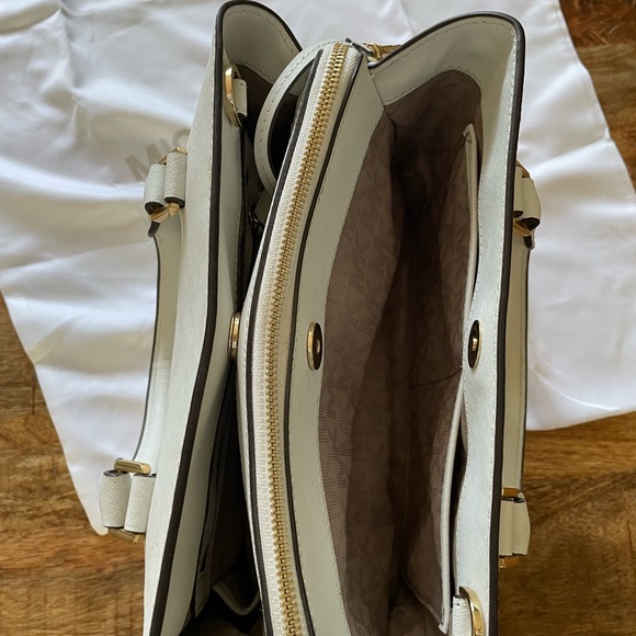 Micheal kors white leather. Sally medium. - Picture 3 of 3